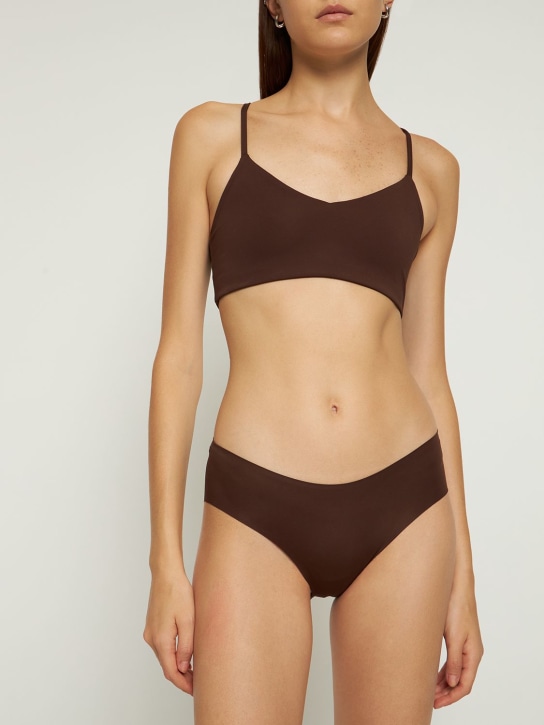 Girlfriend Collective: Sportslip aus Stretch-Technostoff - Braun - women_1 | Luisa Via Roma