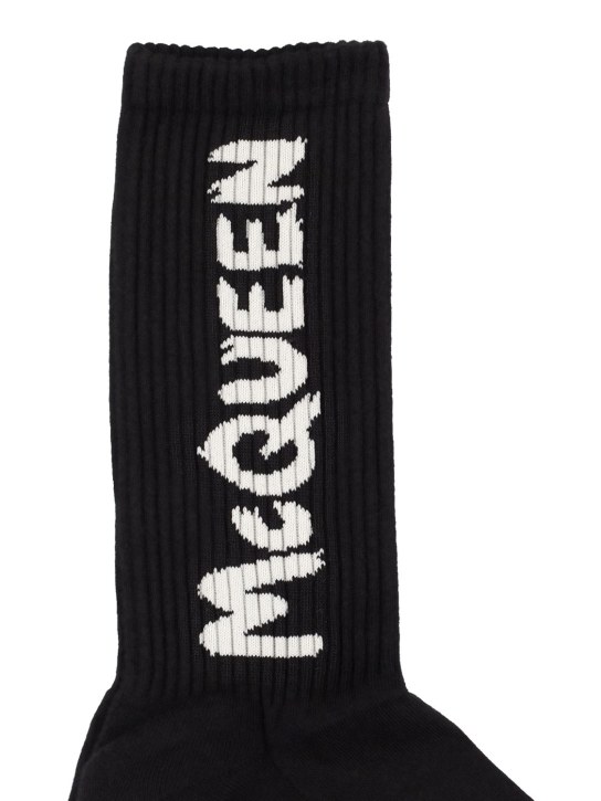 Alexander McQueen: Chaussettes en coton mélangé à logo graffiti - Noir/Ivoire - men_1 | Luisa Via Roma