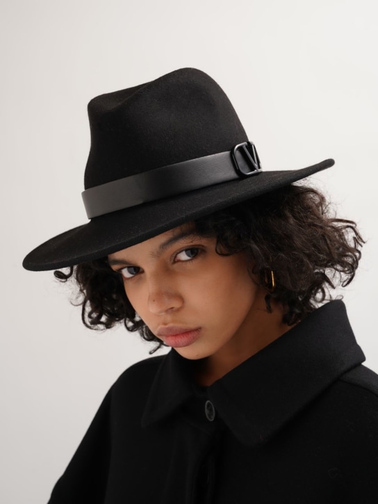 Valentino Garavani: Sombrero fedora con logo V - Negro - women_1 | Luisa Via Roma