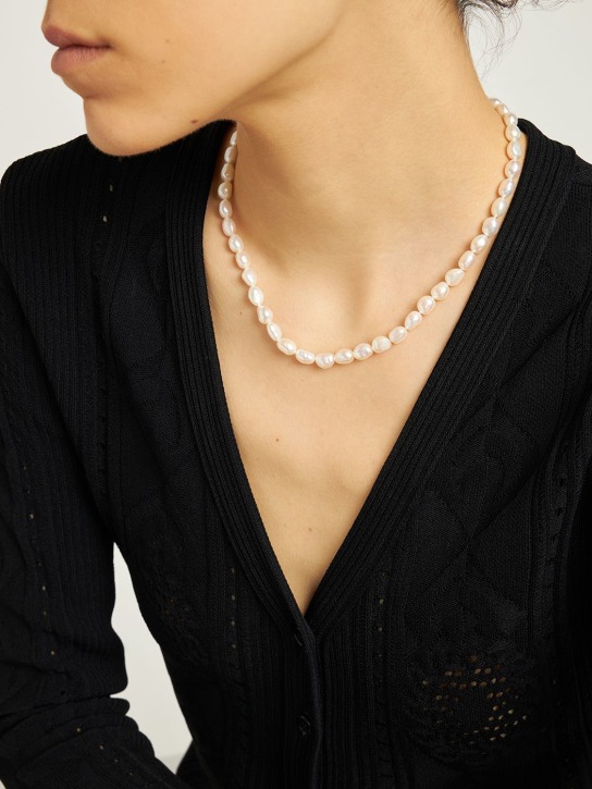 Missoma: Baroque pearl claw t-bar necklace - Pearl/Gold - women_1 | Luisa Via Roma