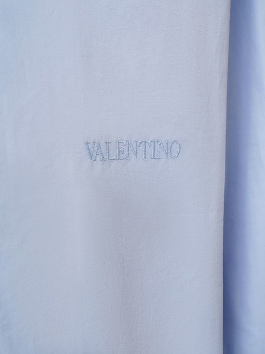 Valentino: 로고 자수 코튼 포플린 셔츠 - 라이트 블루 - men_1 | Luisa Via Roma