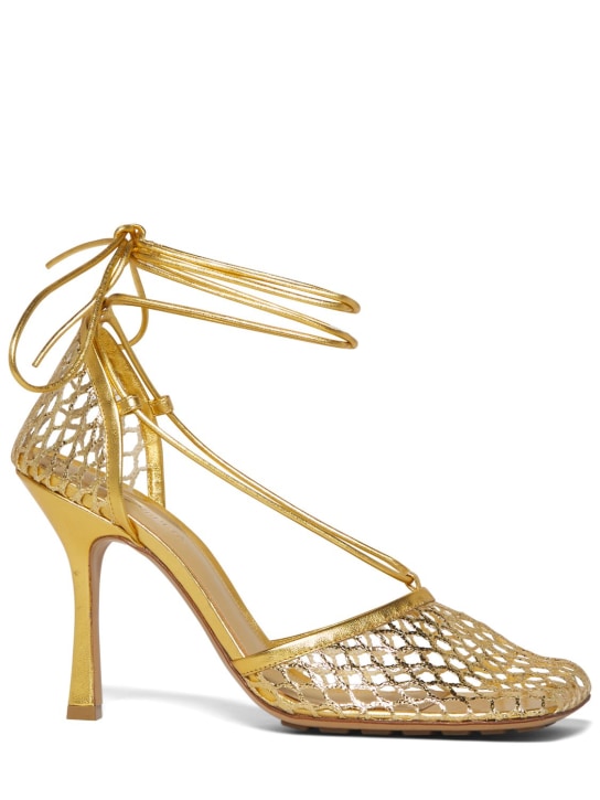 Bottega Veneta: 90毫米弹力网眼&皮革高跟鞋 - 金色 - women_0 | Luisa Via Roma