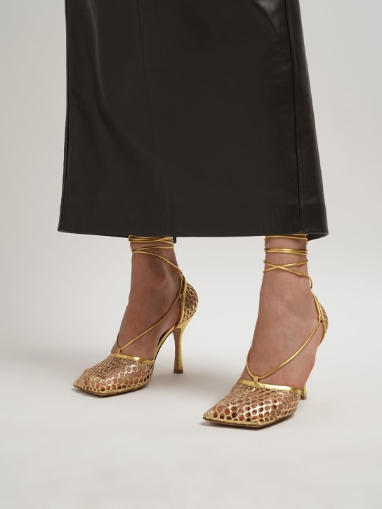 Bottega Veneta: 90毫米弹力网眼&皮革高跟鞋 - 金色 - women_1 | Luisa Via Roma