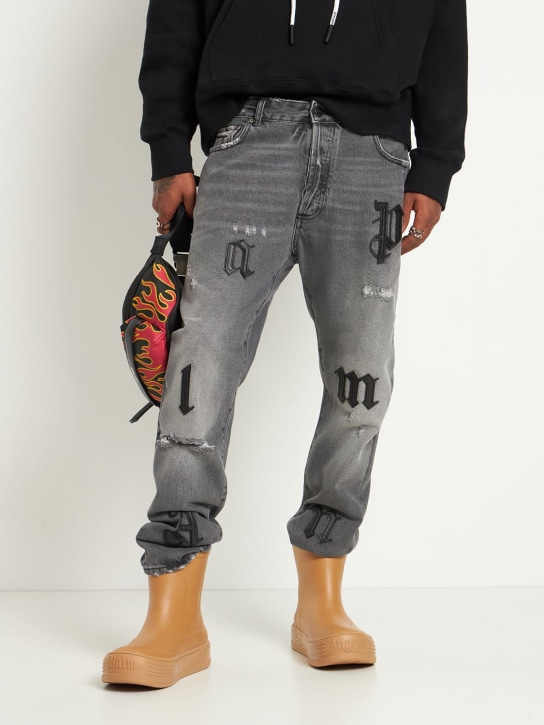 Palm Angels: Jeans de denim de algodón con parche - Gris Medio - men_1 | Luisa Via Roma
