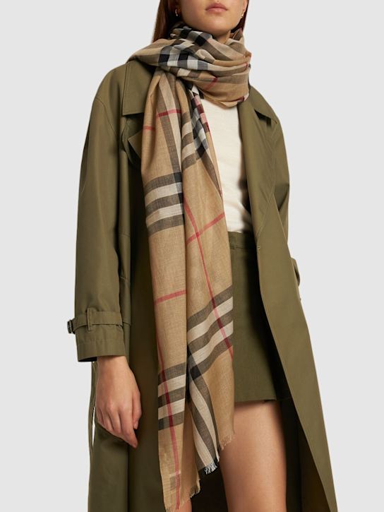Burberry: Sciarpa in lana e seta Giant check - women_1 | Luisa Via Roma