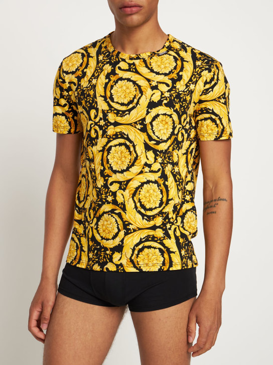 Versace: T-shirt in cotone stretch stampa barocco - Nero/Oro - men_1 | Luisa Via Roma