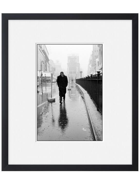 Magnum Collection: Foto „James Dean auf dem Times Square, 1955“ - Schwarz/Weiß - ecraft_0 | Luisa Via Roma