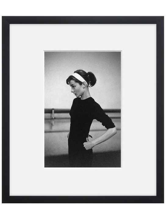 Magnum Collection: Audrey Hepburn in París, foto de 1956 - Negro/Blanco - ecraft_0 | Luisa Via Roma