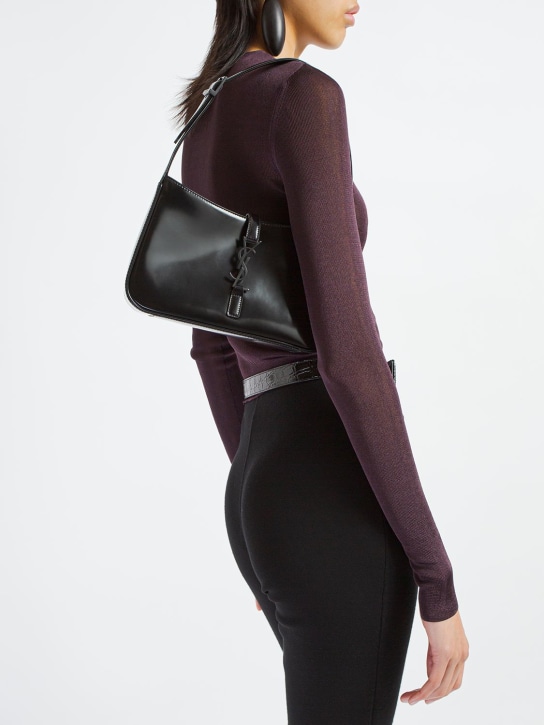 Saint Laurent: Le 5 à 7 brushed leather hobo bag - Schwarz - women_1 | Luisa Via Roma