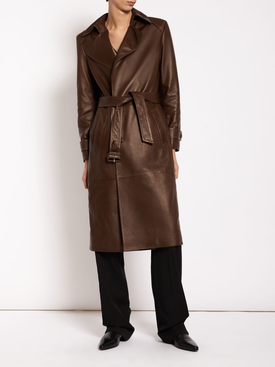 Saint Laurent: Trench-coat en cuir - Marron - men_1 | Luisa Via Roma