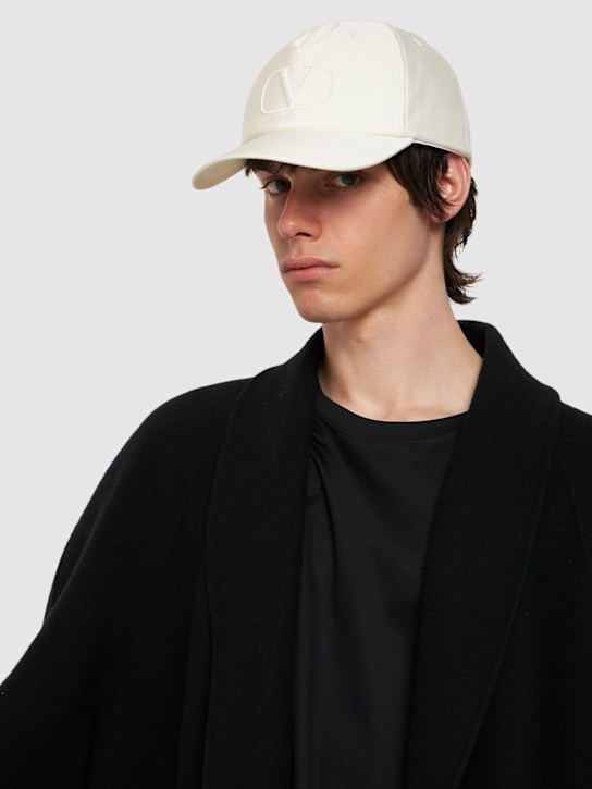 Valentino Garavani: Cappello baseball Vlogo Signature - Avorio - men_1 | Luisa Via Roma