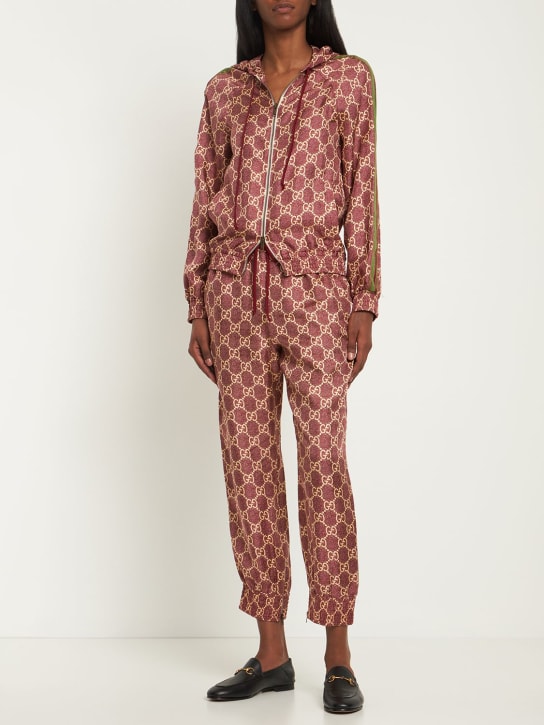 Gucci: Pantaloni in twill di seta con logo - Sweet Berry - women_1 | Luisa Via Roma