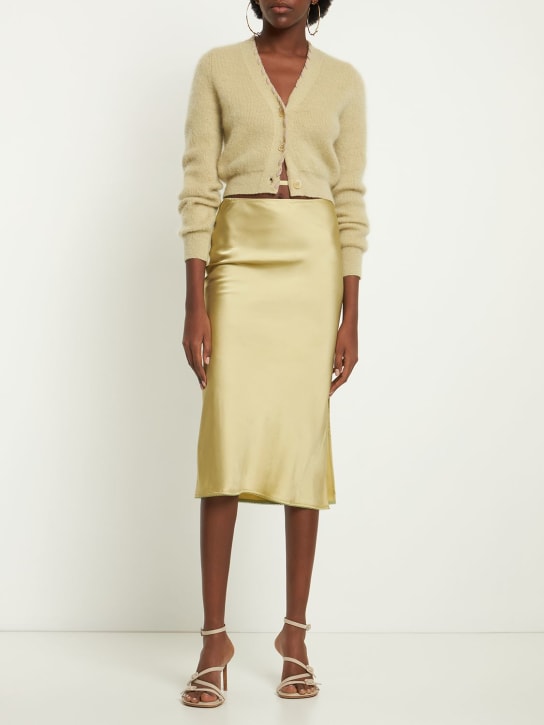 Jacquemus: Gonna midi La Jupe Notte in raso stretch - Kaki Chiaro - women_1 | Luisa Via Roma