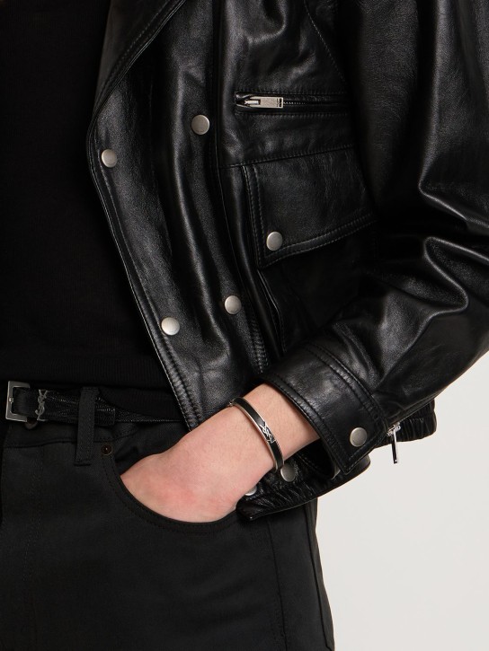 Saint Laurent: Bracelet en cuir à monogramme - Noir/Argent - men_1 | Luisa Via Roma
