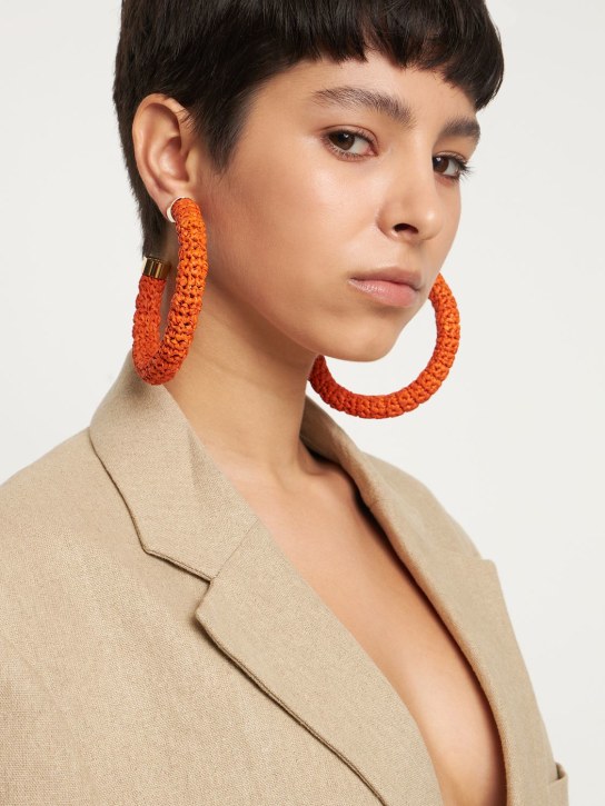 Jacquemus: Les creoles raffia hoop earrings - women_1 | Luisa Via Roma