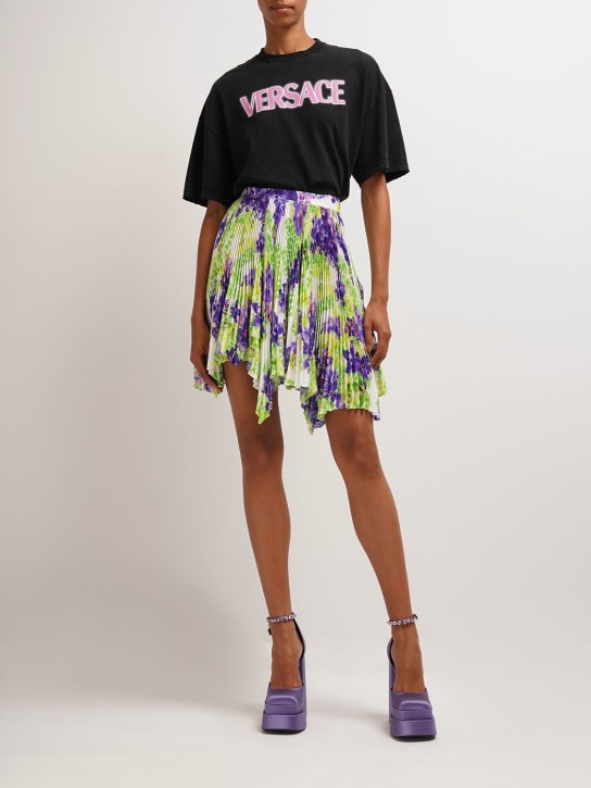 Versace: Minirock mit Falten und Orchideendruck - Bunt - women_1 | Luisa Via Roma