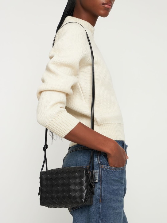 Bottega Veneta: Mini Loop leather shoulder bag - Siyah - women_1 | Luisa Via Roma