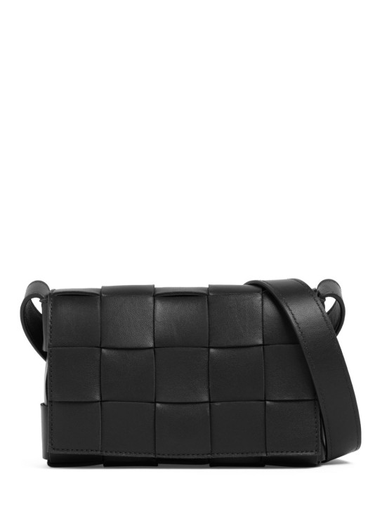 Bottega Veneta: Small Cassette leather crossbody bag - Siyah - women_0 | Luisa Via Roma