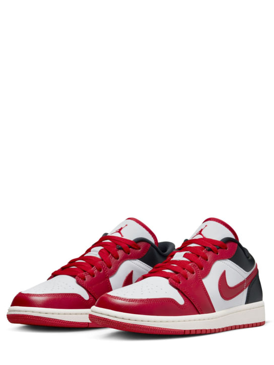 Nike: Sneakers Air Jordan 1 Low - Bianco/rosso - women_1 | Luisa Via Roma