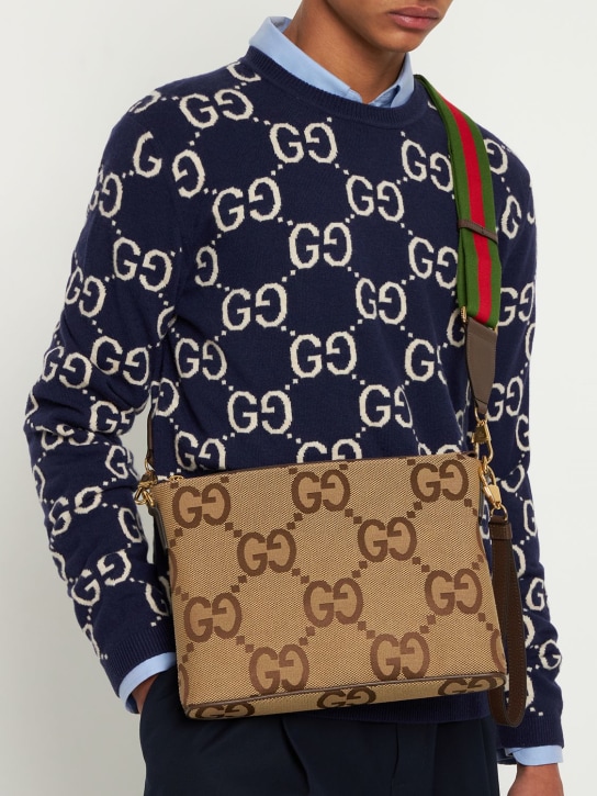 Gucci: KURIERTASCHE MIT JUMBO GG-MOTIV - Camel/Ebony - men_1 | Luisa Via Roma