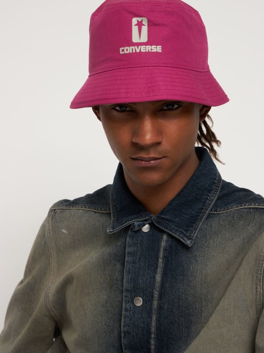 DRKSHDW x Converse: Cappello bucket in cotone con stampa - men_1 | Luisa Via Roma