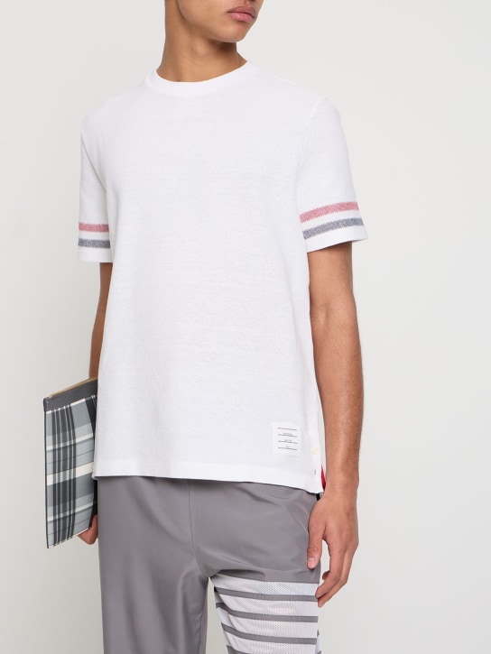 Thom Browne: T-shirt in jersey di cotone texturizzato - men_1 | Luisa Via Roma