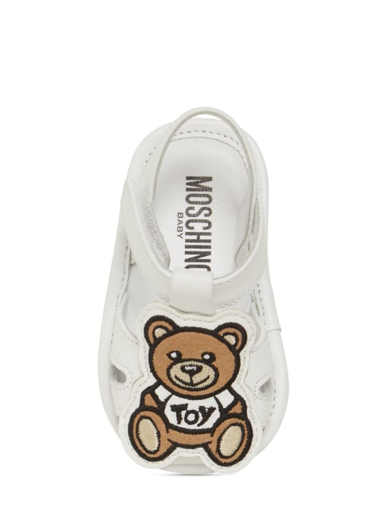 Moschino: Leather pre-walker shoes w/ patch - White - kids-girls_1 | Luisa Via Roma