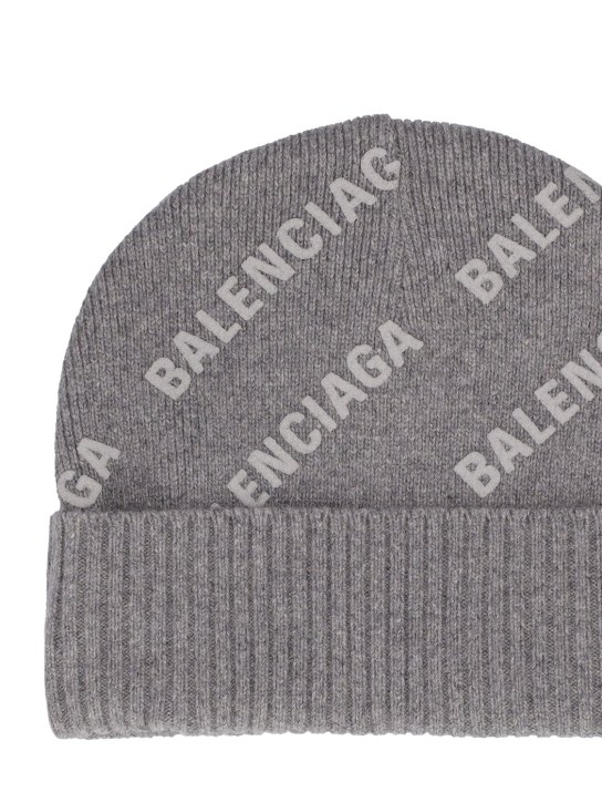 Balenciaga: Bonnet en maille de cachemire imprimé logo - Gris Gruyère - men_1 | Luisa Via Roma