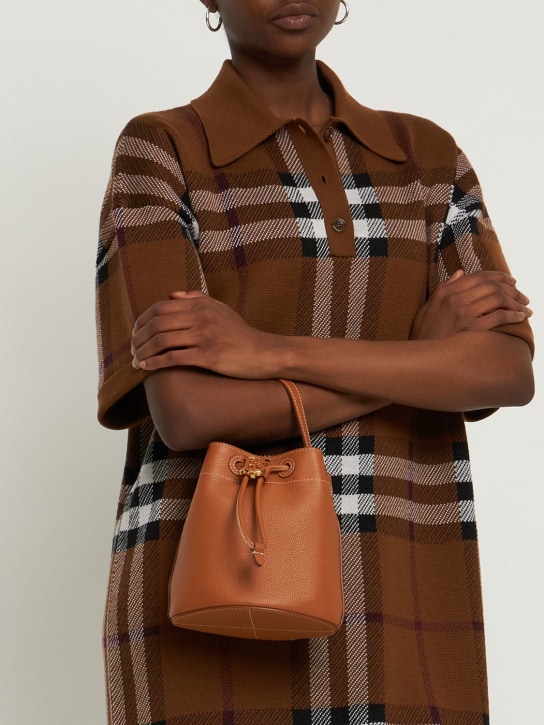 Burberry: Sac seau mini en cuir - Warm russet brown - women_1 | Luisa Via Roma