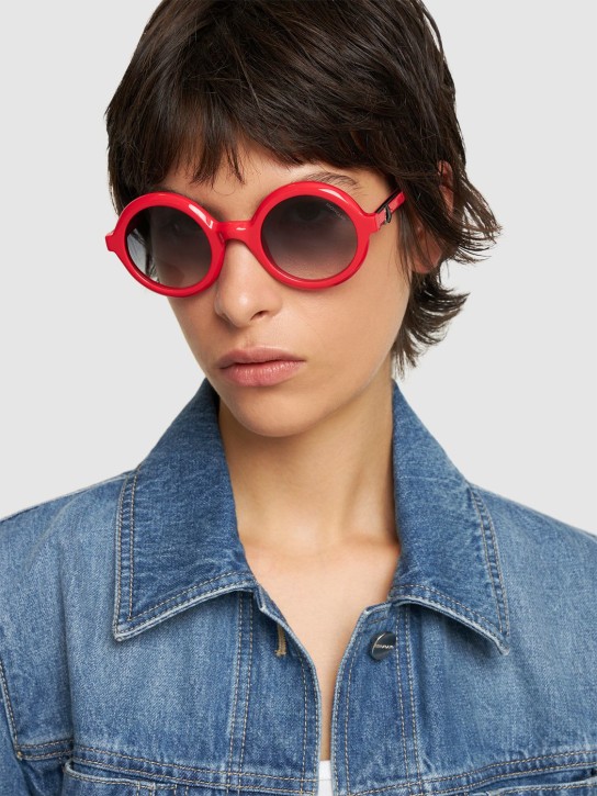 Moncler: Orbit太阳镜 - Shiny Red/Smoke - women_2 | Luisa Via Roma