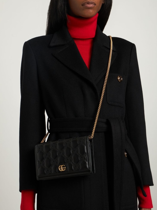 Gucci: GG Matelassé链条皮革钱包 - 黑色 - women_1 | Luisa Via Roma