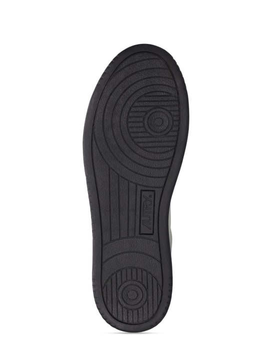 Autry: Sneakers Medalist Low - Bianco/Nero - men_5 | Luisa Via Roma