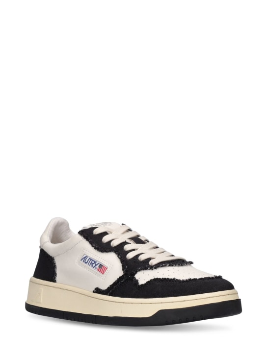 Autry: Sneakers Medalist Low - Bianco/Nero - men_2 | Luisa Via Roma