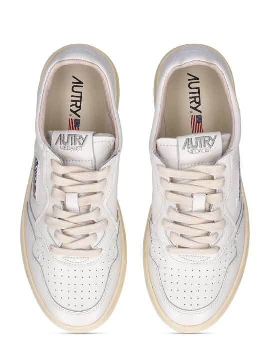 Autry: Sneakers Medalist We Are Action People - women_5 | Luisa Via Roma