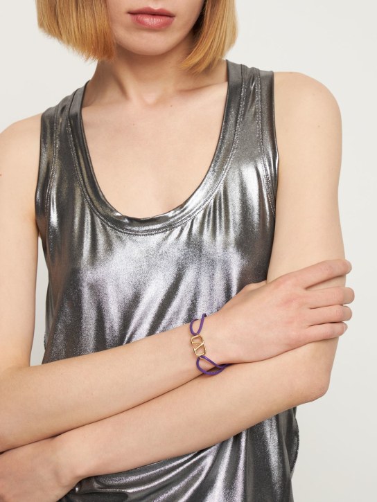 Valentino Garavani: Bracelet à coulisse en cuir V logo - Electric Violet - women_1 | Luisa Via Roma