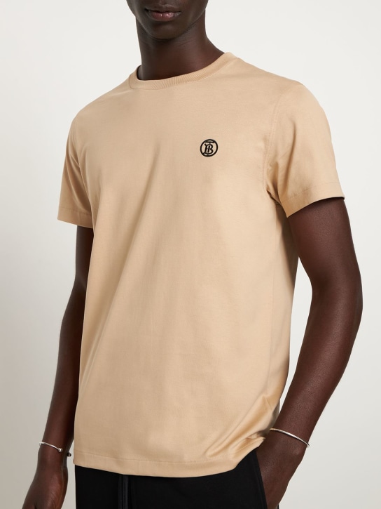Burberry: Camiseta Parker TB de jersey de algodón con logo - Soft Fawn - men_1 | Luisa Via Roma