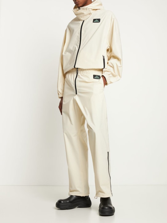 Oamc: Biv科技织物裤子 - 奶油色 - men_1 | Luisa Via Roma