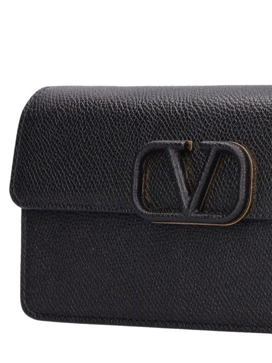 Valentino Garavani: Vlogo leather wallet w/chain - Black - women_3 | Luisa Via Roma