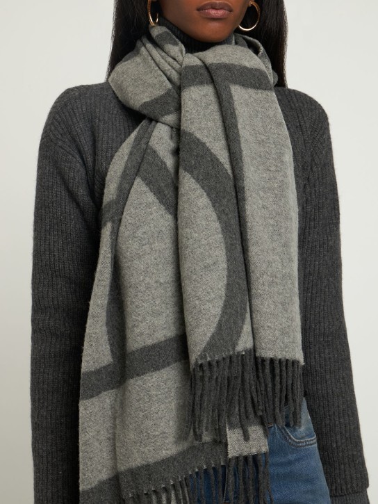 Toteme: Écharpe en laine jacquard à monogramme - Grey Monogram - women_1 | Luisa Via Roma
