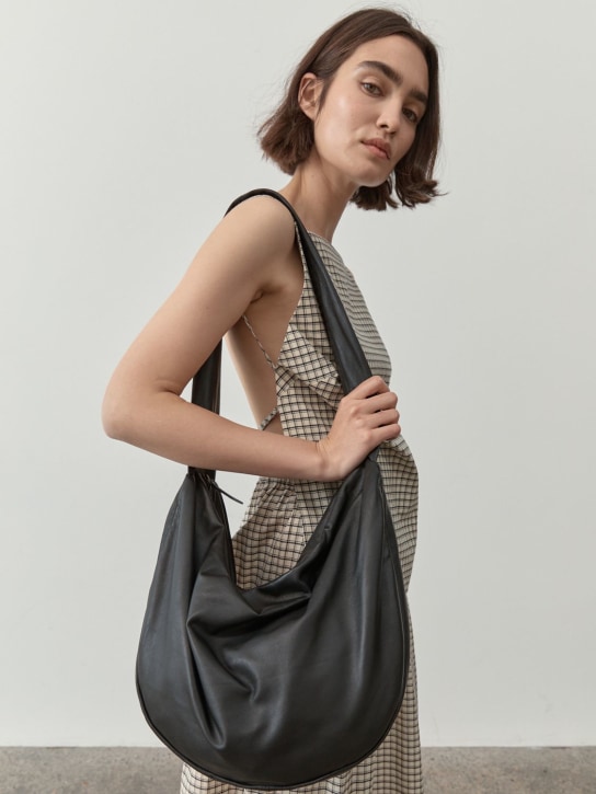 St. Agni: Grand sac porté épaule en cuir souple Crescent - Noir - women_1 | Luisa Via Roma