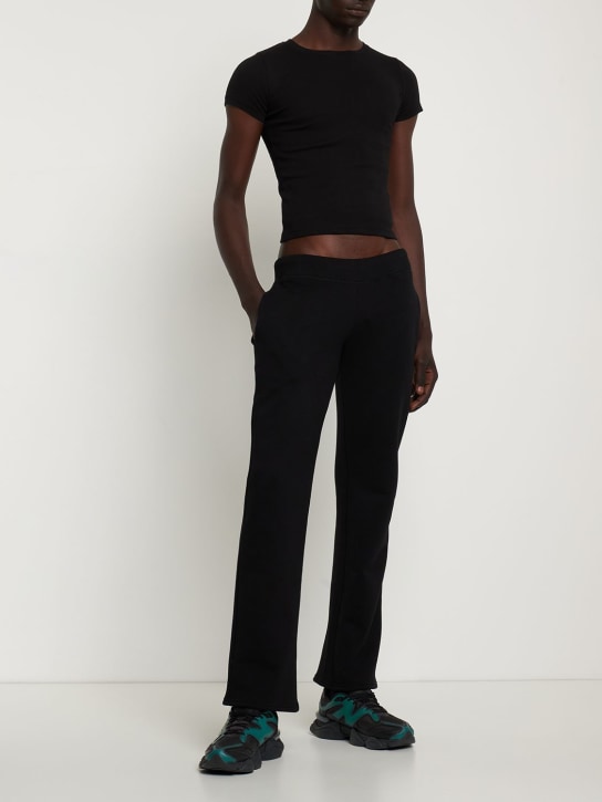 Mowalola: Logo印花棉质平纹针织运动裤 - 黑色 - men_1 | Luisa Via Roma