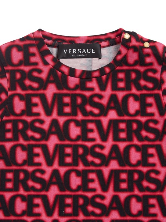 Versace: T-shirt in jersey di cotone con logo - Fucsia/Nero - kids-girls_1 | Luisa Via Roma