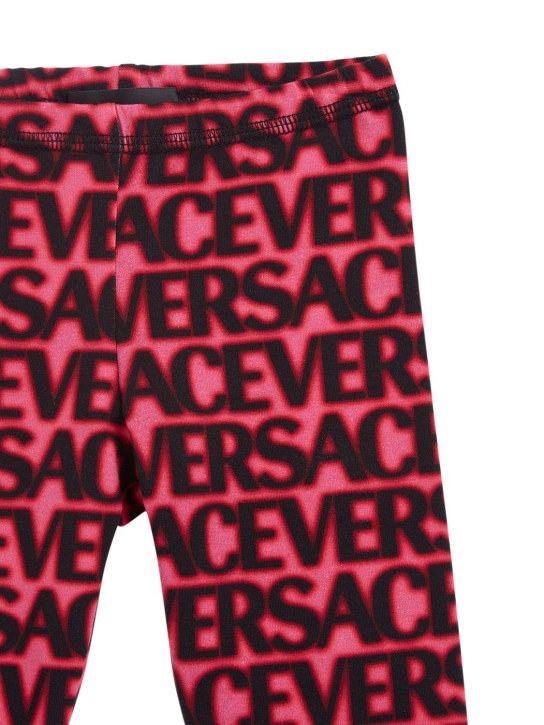 Versace: Leggings in jersey di cotone con logo - Fucsia/Nero - kids-girls_1 | Luisa Via Roma