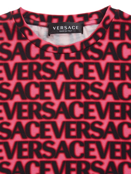 Versace: T-shirt in jersey di cotone con logo - Fucsia/Nero - kids-girls_1 | Luisa Via Roma