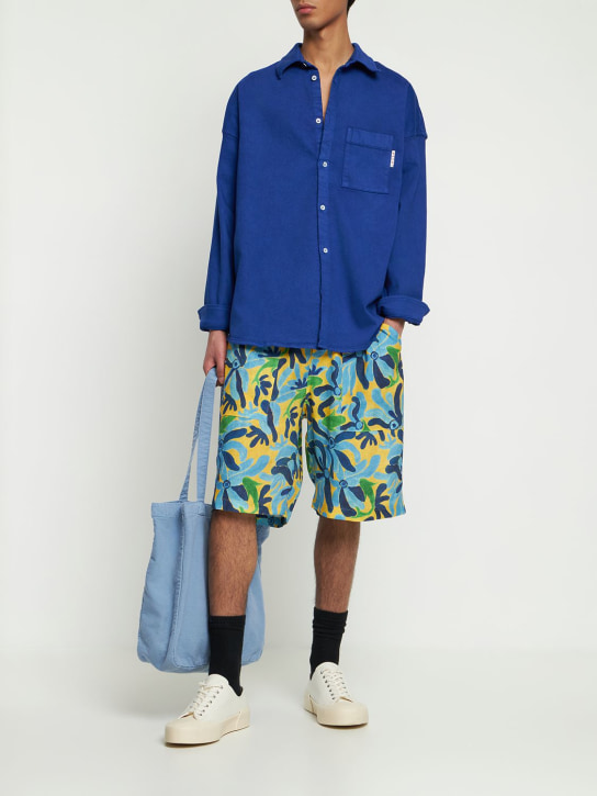 Marni: Chippy fish print shorts - Azul Polvo - men_1 | Luisa Via Roma