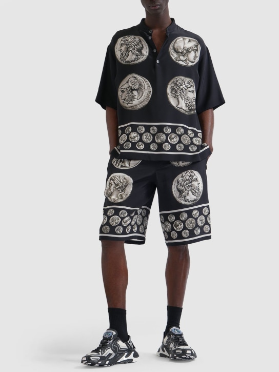 Dolce&Gabbana: Ancient Coins printed silk shorts - Siyah - men_1 | Luisa Via Roma