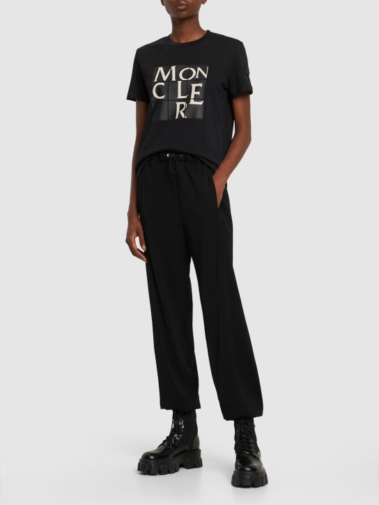 Moncler: T-shirt manches courtes en jersey de coton à logo - Noir - women_1 | Luisa Via Roma