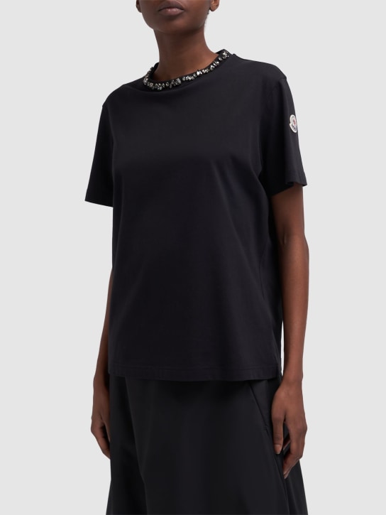 Moncler: T-shirt en jersey de coton embelli - Noir - women_1 | Luisa Via Roma