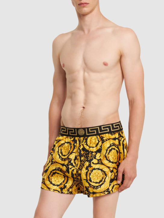 Versace: Baroque print silk loungewear shorts - Schwarz/Gold - men_1 | Luisa Via Roma