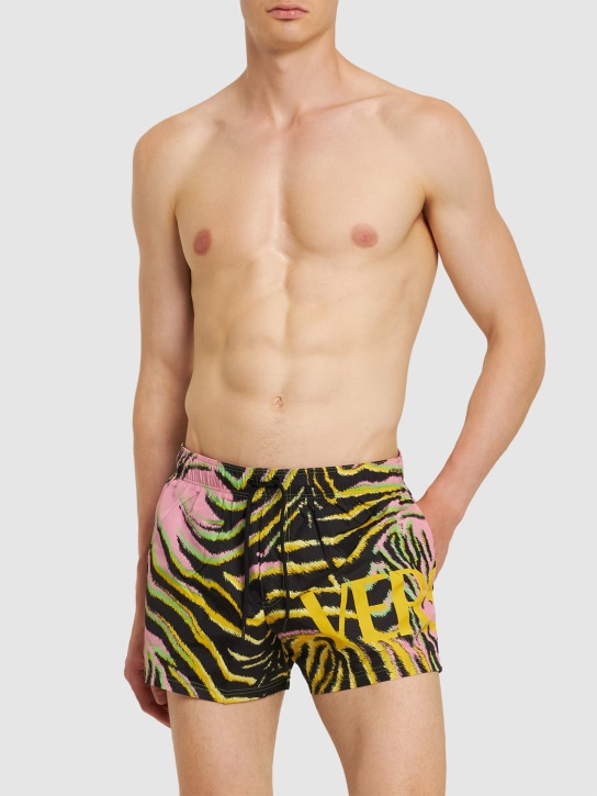 Versace: Bañador shorts de nylon con logo estampado - Multicolor - men_1 | Luisa Via Roma